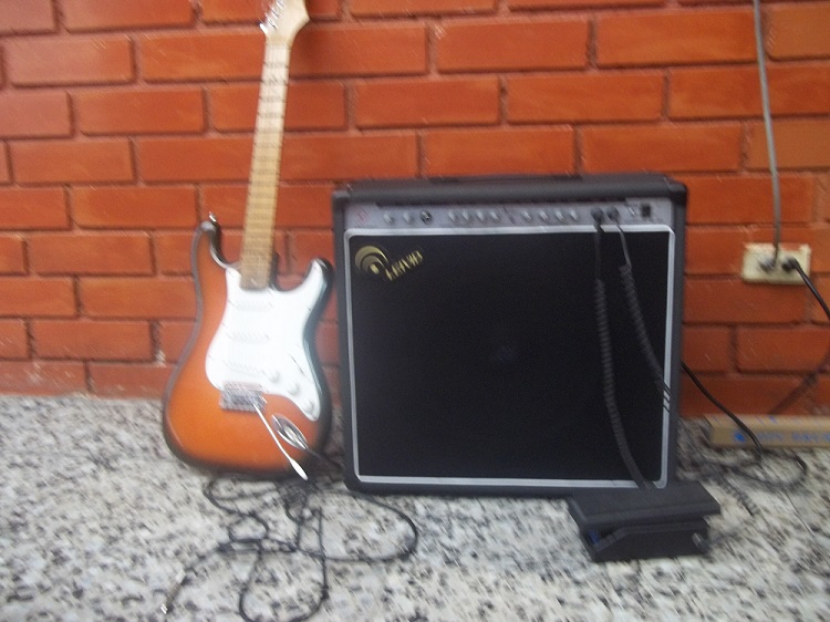 AMPLIFICADOR GUITAR HOT HM-100W